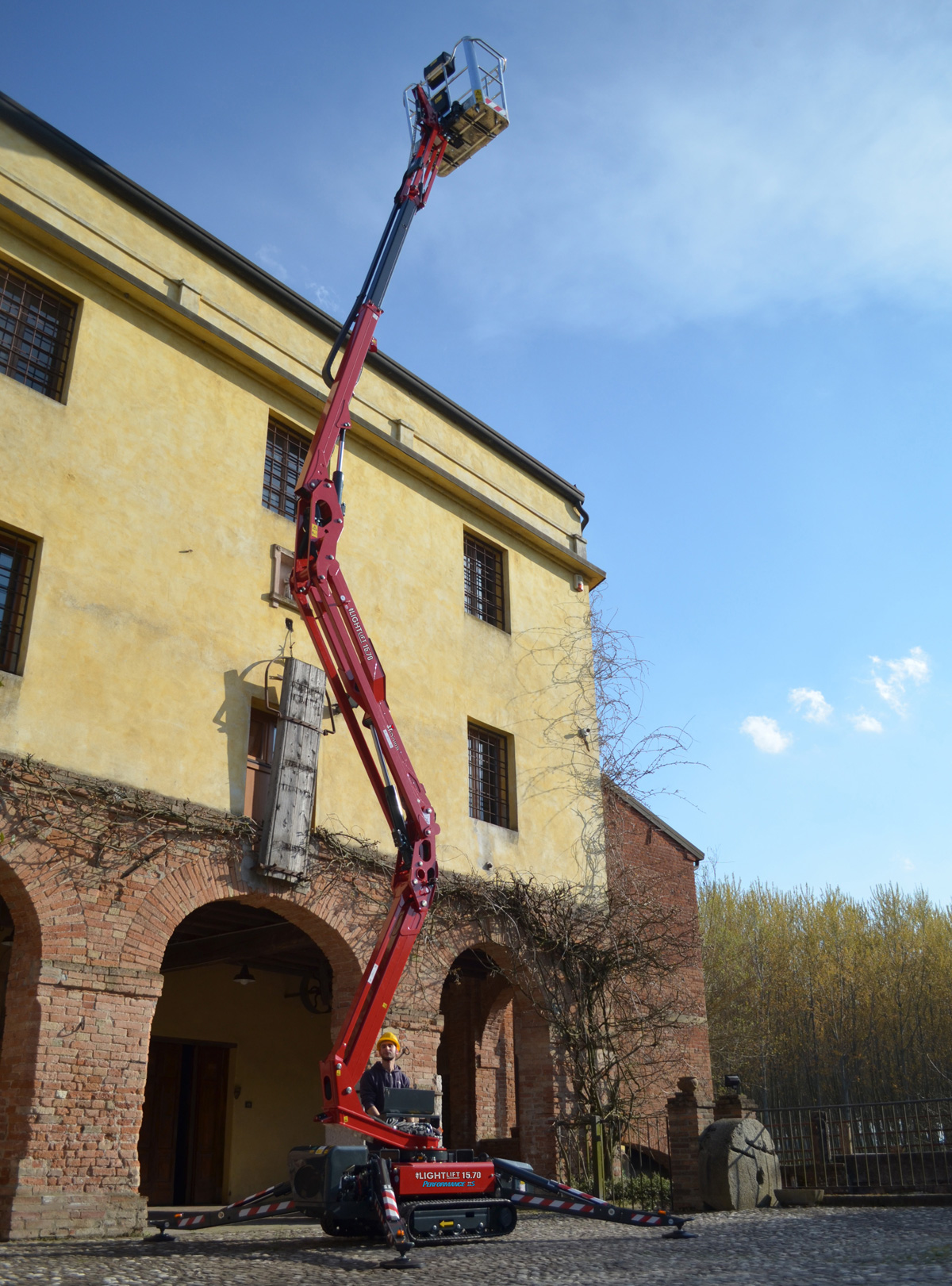 15m Electric Tracked Articulated Boom Image 3