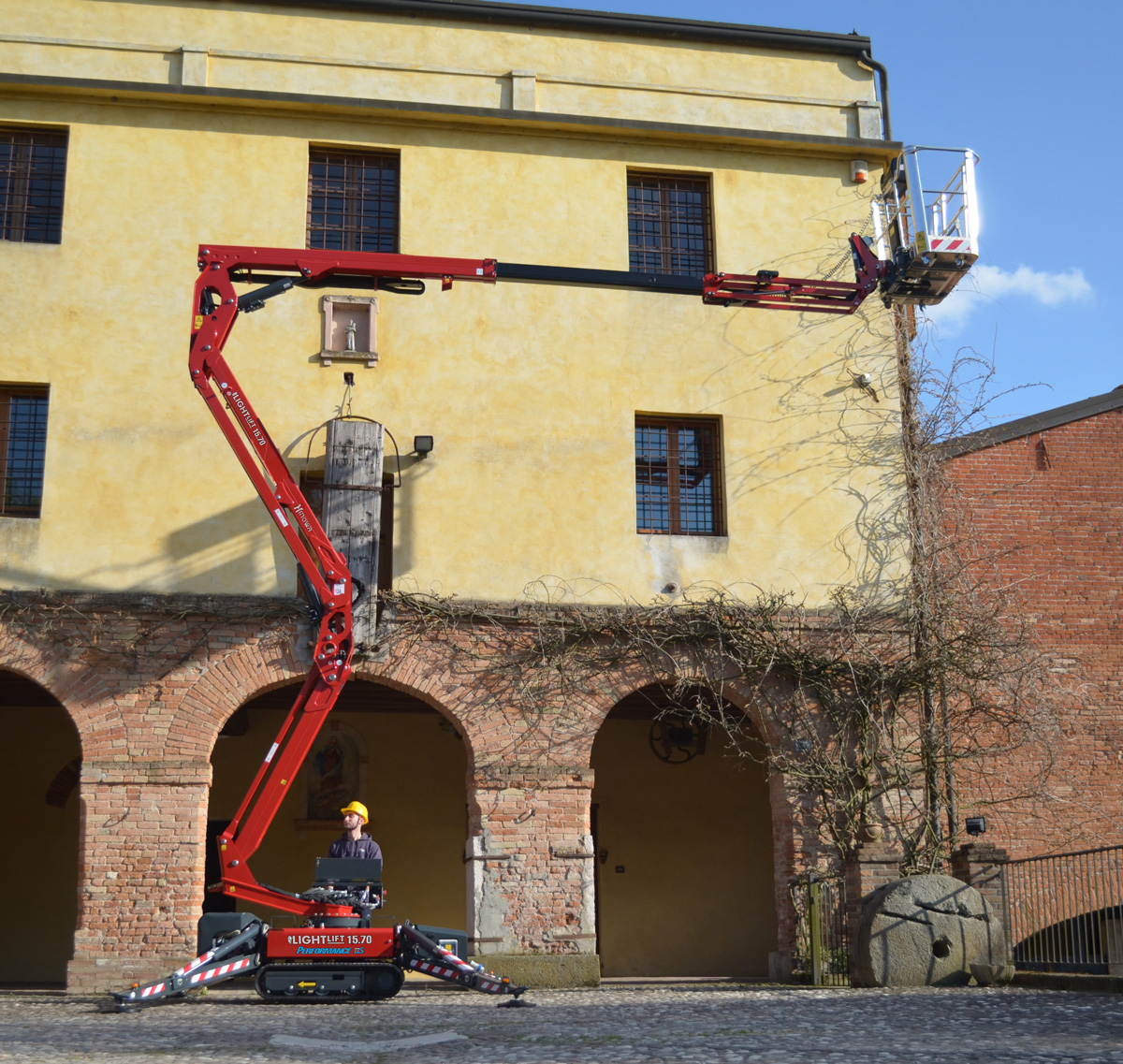 15m Electric Tracked Articulated Boom Image 2