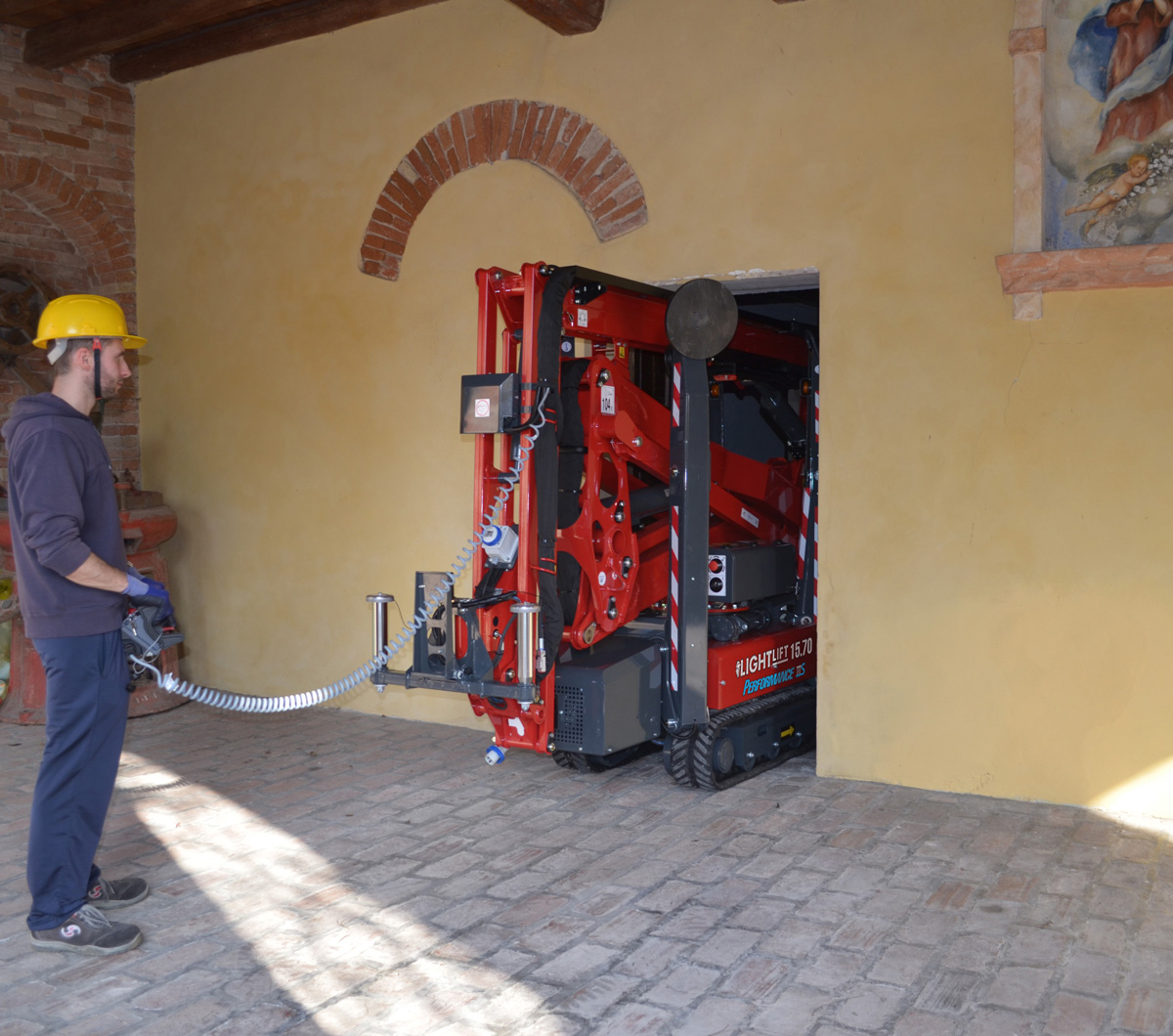 15m Electric Tracked Articulated Boom Image 6