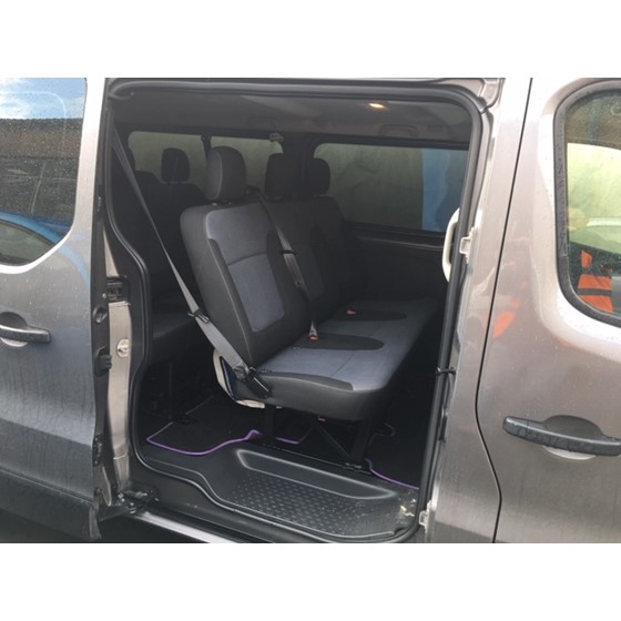2016 Vauxhall Vivaro 9 seat Minibus Image 4
