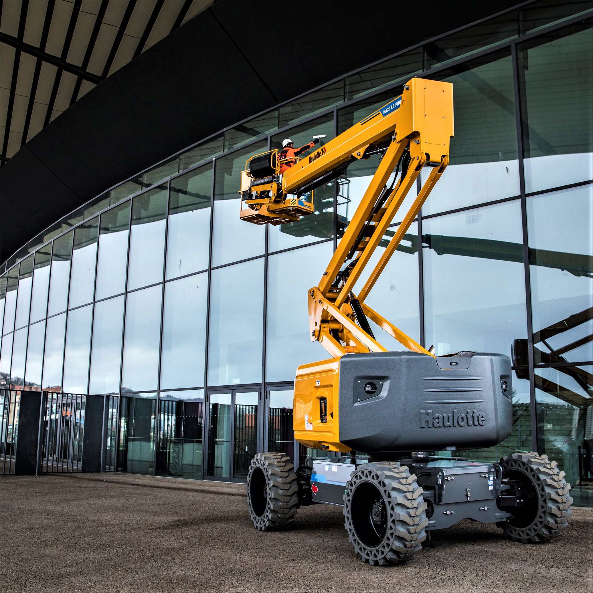 20m Electric Hybrid Articulated Boom Image 4