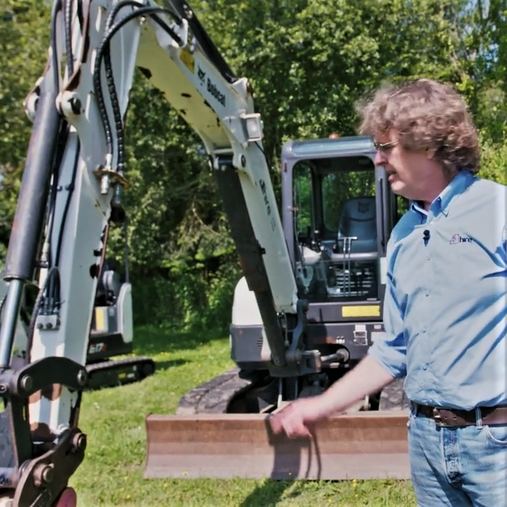 Using Whites Hydraulic quicks hitches. Excavators 2.7-5t