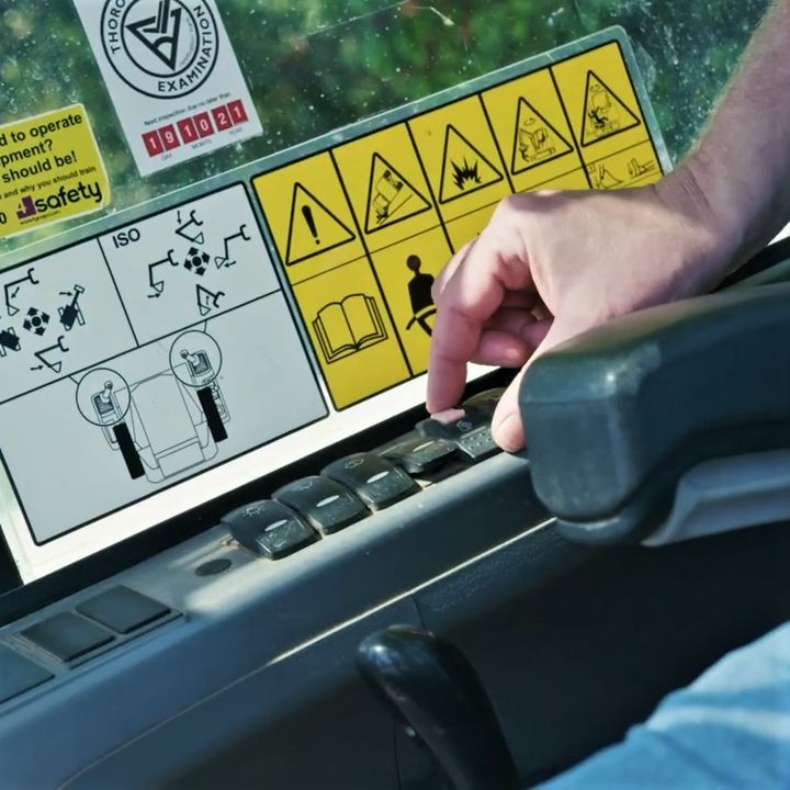 Using Whites hydraulic quick hitches