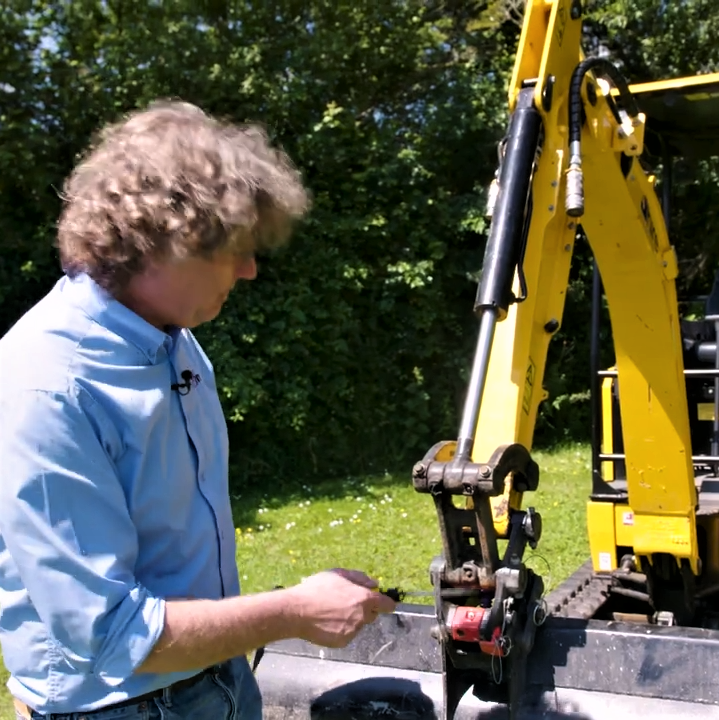 Common problems when changing a Spring & Lever Excavator bucket