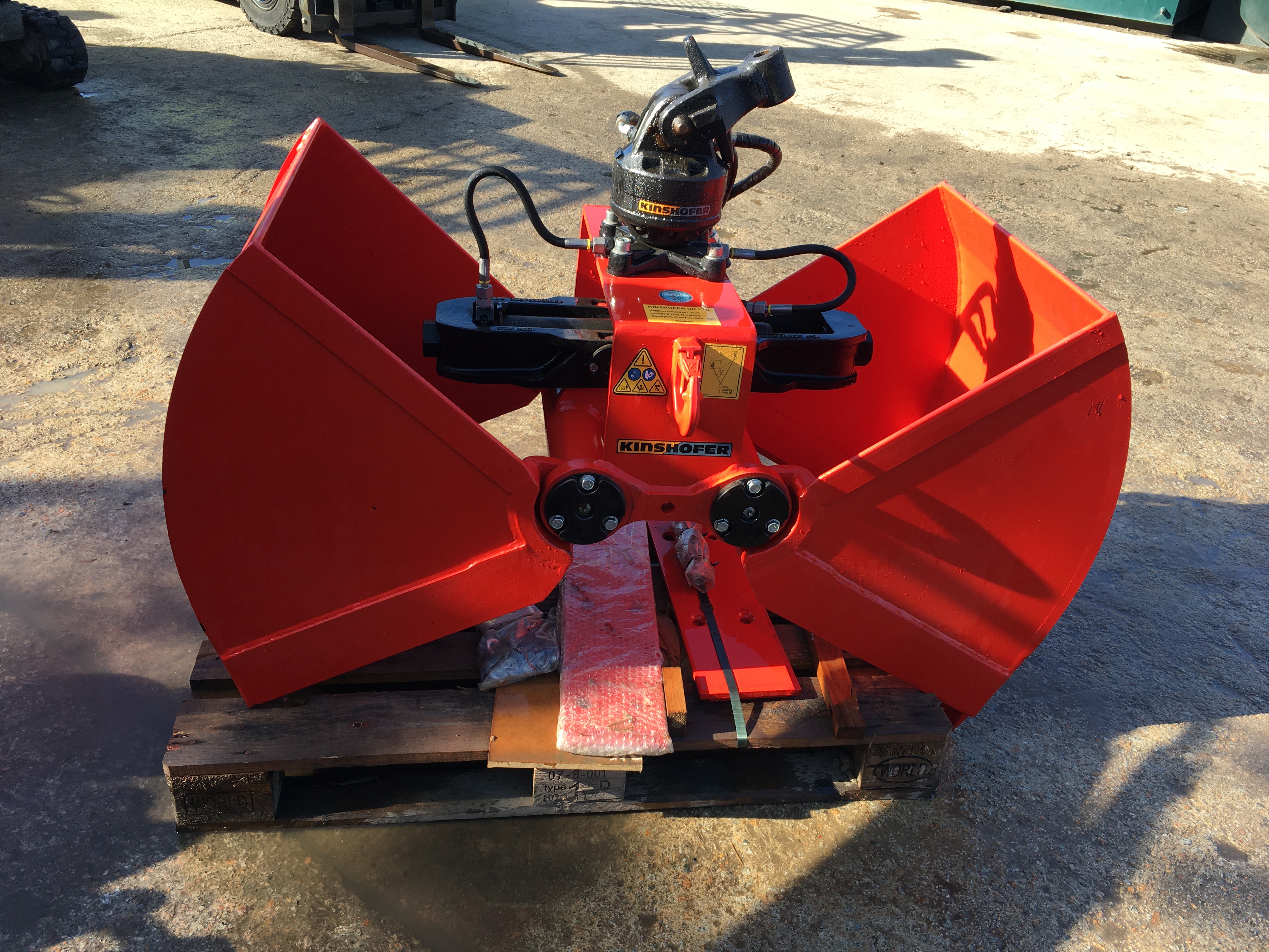 Kinshoffer KM604-350C Clamshell Bucket with Horizontal Hydraulic Cylinder Image
