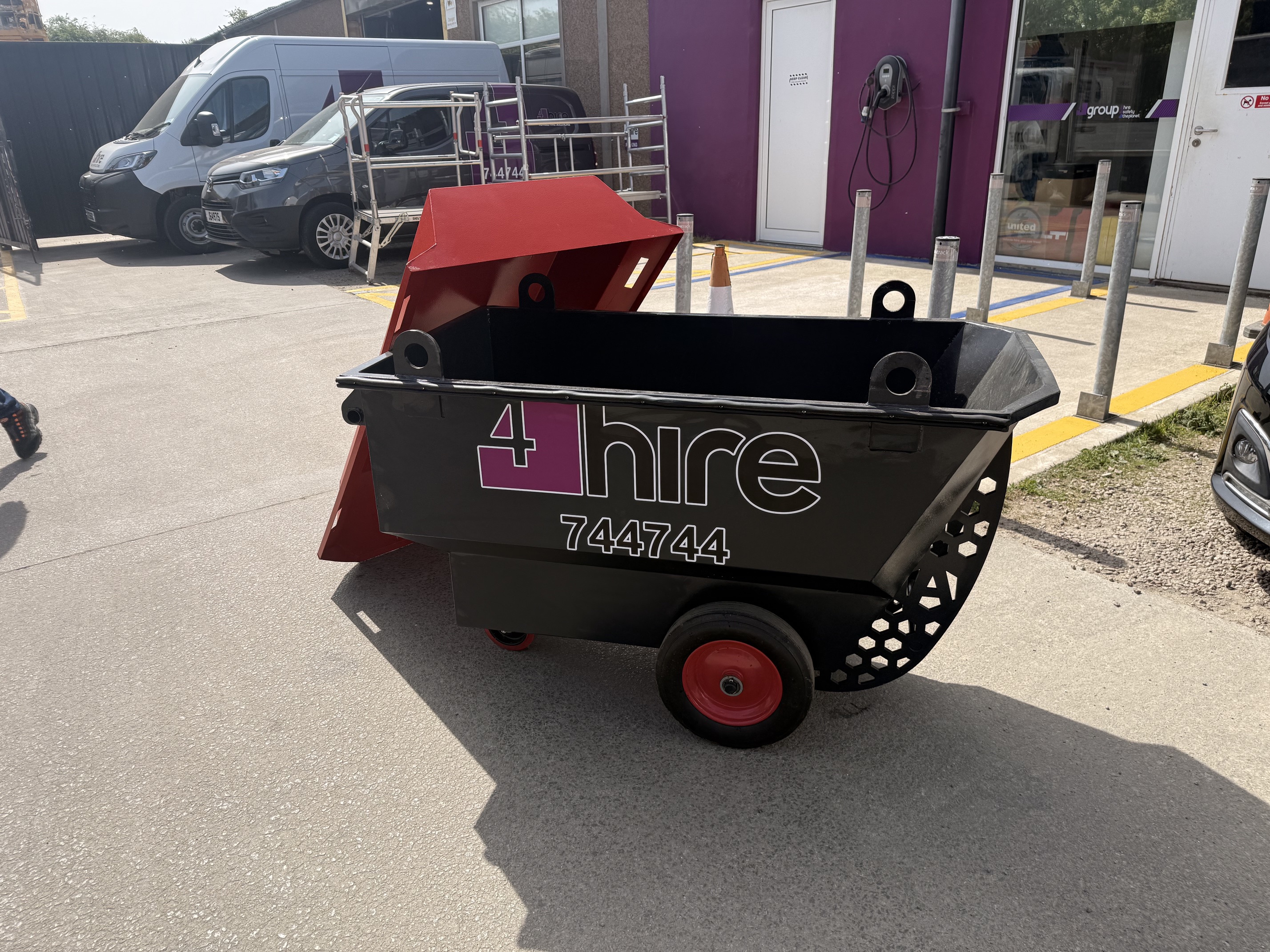 Crane liftable rubble skip Image 4